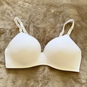NWOT White Wireless Bra with Adjustable Straps and Smooth Cups Size 38C